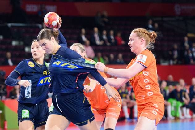 Bilder des Jahres 2024, Sport 12 Dezember Sport Themen der Woche KW50 Sport Bilder des Tages Carin Strömberg Stroemberg (6 Sweden) and Dione Housheer (48 Netherlands) during the 2024 European Handball Championship fifth place match between Sweden and Netherlands at Wiener Stadthalle, Vienna, Austria. (Sven Beyrich SPP)  Copyright: xSvenxBeyrich SPPx spp-en-SvBe-20241213-D4S_4002