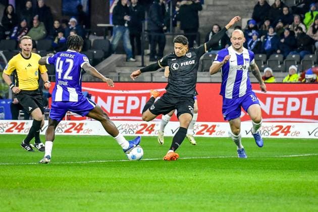 Fussball - 2.Bundesliga Hertha BSC Berlin - Preußen Münster 13.12.2024, xdanx, Fussball - 2.Bundesliga Hertha BSC Berlin - Preußen Münster v.l.Deyovaisio Zeefuik (Hertha BSC 42),Andras Nemeth (SC Preußen Muenster 28),Marton Dardai (Hertha BSC 31),Torschuss (DFL DFB REGULATIONS PROHIBIT ANY USE OF PHOTOGRAPHS as IMAGE SEQUENCES and or QUASI-VIDEO) Daniel Lakomski Mix1 Berlin Olympiastadion Berlin Berlin Deutschland (DE)
