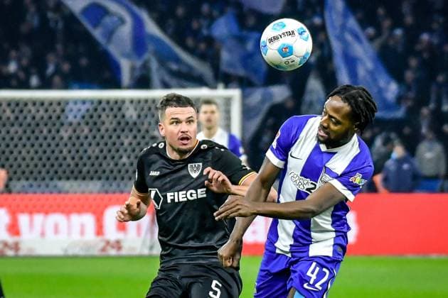 Fussball - 2.Bundesliga Hertha BSC Berlin - Preußen Münster 13.12.2024, xdanx, Fussball - 2.Bundesliga Hertha BSC Berlin - Preußen Münster v.l.Yassine Bouchama (SC Preußen Muenster 5),Deyovaisio Zeefuik (Hertha BSC 42),Zweikampf, Duell, Kampf, tackle (DFL DFB REGULATIONS PROHIBIT ANY USE OF PHOTOGRAPHS as IMAGE SEQUENCES and or QUASI-VIDEO) Daniel Lakomski Mix1 Berlin Olympiastadion Berlin Berlin Deutschland (DE)
