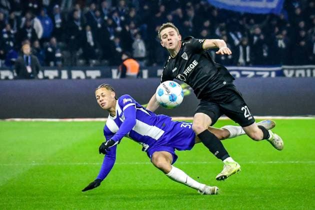 Sport Bilder des Tages Fussball - 2.Bundesliga Hertha BSC Berlin - Preußen Münster 13.12.2024, xdanx, Fussball - 2.Bundesliga Hertha BSC Berlin - Preußen Münster v.l.Derry Scherhant (Hertha BSC 39),Jano Ter Horst (SC Preußen Muenster 27),Zweikampf, Duell, Kampf, tackle (DFL DFB REGULATIONS PROHIBIT ANY USE OF PHOTOGRAPHS as IMAGE SEQUENCES and or QUASI-VIDEO) Daniel Lakomski Mix1 Berlin Olympiastadion Berlin Berlin Deutschland (DE)