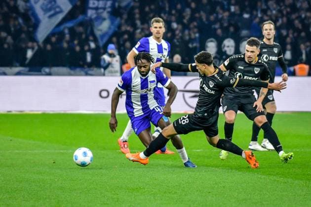 Fussball - 2.Bundesliga Hertha BSC Berlin - Preußen Münster 13.12.2024, xdanx, Fussball - 2.Bundesliga Hertha BSC Berlin - Preußen Münster v.l.Deyovaisio Zeefuik (Hertha BSC 42),Andras Nemeth (SC Preußen Muenster 28),Zweikampf, Duell, Kampf, tackle (DFL DFB REGULATIONS PROHIBIT ANY USE OF PHOTOGRAPHS as IMAGE SEQUENCES and or QUASI-VIDEO) Daniel Lakomski Mix1 Berlin Olympiastadion Berlin Berlin Deutschland (DE)