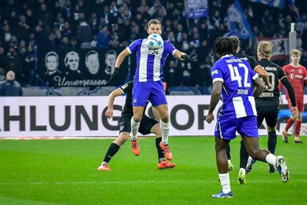 Fussball - 2.Bundesliga Hertha BSC Berlin - Preußen Münster 13.12.2024, xdanx, Fussball - 2.Bundesliga Hertha BSC Berlin - Preußen Münster v.l.Florian Niederlechner (Hertha BSC 7),am Ball,Zweikampf, Duell, Kampf, tackle (DFL DFB REGULATIONS PROHIBIT ANY USE OF PHOTOGRAPHS as IMAGE SEQUENCES and or QUASI-VIDEO) Daniel Lakomski Mix1 Berlin Olympiastadion Berlin Berlin Deutschland (DE)