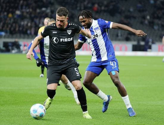 Yassine Bouchama am Ball, Deyovaisio Zeefuik Zweikampf Spielszene Aktion Fußball Fussball DFL 2.Bundesliga Herren 16. Spieltag Saison 2024 2025 13.12.2024 Hertha BSC Berlin vs. Preußen Münster DFL regulations prohibit any use of photographs as image sequences and or quasi-video