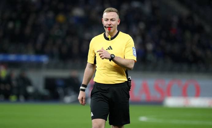 Schiedsrichter Lars Erbst Aktion Oberkörper Fußball Fussball DFL 2.Bundesliga Herren 16. Spieltag Saison 2024 2025 13.12.2024 Hertha BSC Berlin vs. Preußen Münster DFL regulations prohibit any use of photographs as image sequences and or quasi-video