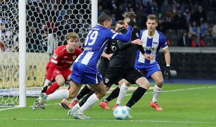 Torwart Johannes Schenk, Derry Scherhant am Ball, Niko Koulis Zweikampf Spielszene Aktion Fußball Fussball DFL 2.Bundesliga Herren 16. Spieltag Saison 2024 2025 13.12.2024 Hertha BSC Berlin vs. Preußen Münster DFL regulations prohibit any use of photographs as image sequences and or quasi-video