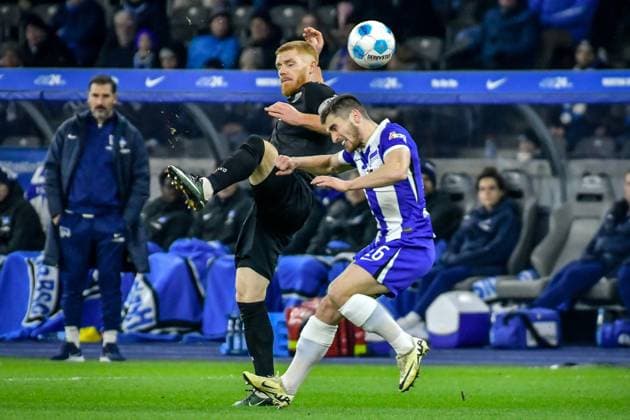 Fussball - 2.Bundesliga Hertha BSC Berlin - Preußen Münster 13.12.2024, xdanx, Fussball - 2.Bundesliga Hertha BSC Berlin - Preußen Münster v.l.Mikkel Kirkeskov (SC Preußen Muenster 2),Jonjoe Kenny (Hertha BSC 16),Zweikampf, Duell, Kampf, tackle (DFL DFB REGULATIONS PROHIBIT ANY USE OF PHOTOGRAPHS as IMAGE SEQUENCES and or QUASI-VIDEO) Daniel Lakomski Mix1 Berlin Olympiastadion Berlin Berlin Deutschland (DE)