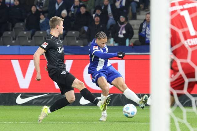 DEU, DFL, 2. FBL, Hertha BSC vs. Preussen Muenster, 13.12.2024, Berliner Olympiastadion, Berlin, DEU, DFL, 2. FBL, Hertha BSC vs. Preussen Muenster, im Bild Derry Scherhant (Hertha BSC Berlin 39), Jano ter Horst (Preussen Muenster 27) DFL - regulations prohibit any use of Photographs as image sequences and or quasi-video Foto: Juergen Engler nordphoto GmbH