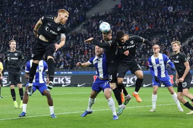 DEU, DFL, 2. FBL, Hertha BSC vs. Preussen Muenster, 13.12.2024, Berliner Olympiastadion, Berlin, DEU, DFL, 2. FBL, Hertha BSC vs. Preussen Muenster, im Bild Toni Leistner (Hertha BSC Berlin 37),. Niko Koulis (Preussen Muenster 24), Andras Nemeth (Preussen Muenster 28), Mikkel Kirkeskov (Preussen Muenster 2) DFL - regulations prohibit any use of Photographs as image sequences and or quasi-video Foto: Juergen Engler nordphoto GmbH