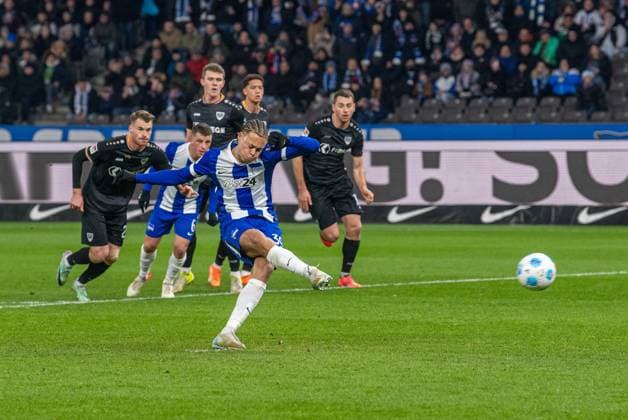 Fussball, Herren, Saison 2024 2025, 2. Bundesliga (16. Spieltag), Hertha BSC - SC Preußen Münster, Derry Scherhant (Hertha BSC) erzielt per Foulelfmeter das Tor zum 1:0, 13.12. 2024,