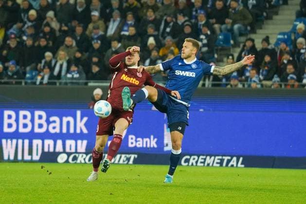 2. Bundesliga: Karlsruher SC vs SSV Jahn Regensburg Zweikampf zwischen Eric Hottmann (SSV Jahn Regensburg 9) und Marcel Franke (Karlsruher SC 28) 2. Bundesliga: Karlsruher SC vs SSV Jahn Regensburg, BBBank Wildpark, Freitag 13.12.2024