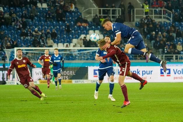 2. Bundesliga: Karlsruher SC vs SSV Jahn Regensburg Kopfballduell zwischen Elias Huth (SSV Jahn Regensburg 29) und Marcel Beifus (Karlsruher SC 4) 2. Bundesliga: Karlsruher SC vs SSV Jahn Regensburg, BBBank Wildpark, Freitag 13.12.2024