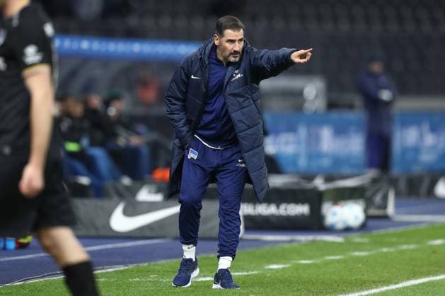 13.12.2024, xtgx, Fussball - 2.Bundesliga, Hertha BSC Berlin - Preussen Muenster emspor, v.l. Cristian Fiel (Hertha, Trainer) gibt Anweisungen, gestikuliert mit den Armen, gesticulate, gives instructions (DFL DFB REGULATIONS PROHIBIT ANY USE OF PHOTOGRAPHS as IMAGE SEQUENCES and or QUASI-VIDEO) Berlin