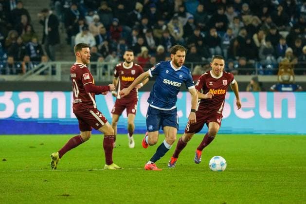 2. Bundesliga: Karlsruher SC vs SSV Jahn Regensburg Budu Zivzivadze (Karlsruher SC 11) der durch 2 Regensburger sich durchkämpft gegen Andreas Geipl (SSV Jahn Regensburg 8) und Christian Kühlwetter (SSV Jahn Regensburg 30) 2. Bundesliga: Karlsruher SC vs SSV Jahn Regensburg, BBBank Wildpark, Freitag 13.12.2024