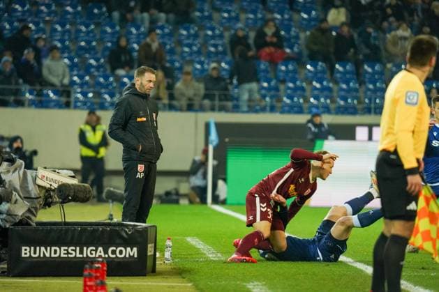 2. Bundesliga: Karlsruher SC vs SSV Jahn Regensburg Andreas Patz (SSV Jahn Regensburg Trainer) beim Beobachten eines Foules direkt vor ihm 2. Bundesliga: Karlsruher SC vs SSV Jahn Regensburg, BBBank Wildpark, Freitag 13.12.2024