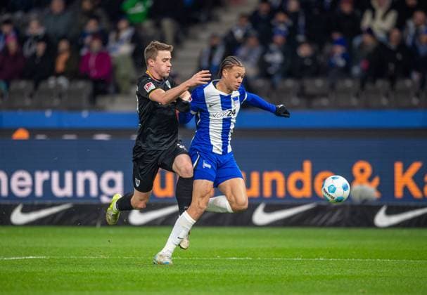 Fussball, Herren, Saison 2024 2025, 2. Bundesliga (16. Spieltag), Hertha BSC - SC Preußen Münster, v.l. Jano ter Horst (Münster) foult Derry Scherhant (Hertha BSC) im Strafraum, der anschließende Elfmeter führt zum 1:0, 13.12. 2024,