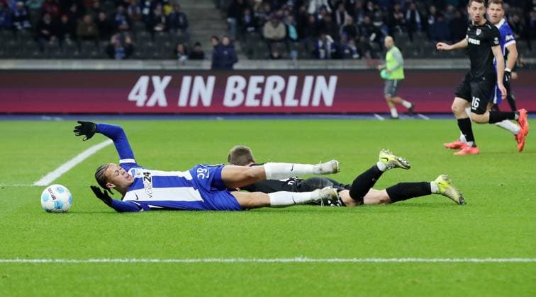 Derry Scherhant wird von Jano ter Horst gefoult Zweikampf Spielszene Aktion Fußball Fussball DFL 2.Bundesliga Herren 16. Spieltag Saison 2024 2025 13.12.2024 Hertha BSC Berlin vs. Preußen Münster DFL regulations prohibit any use of photographs as image sequences and or quasi-video