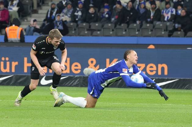 DEU, DFL, 2. FBL, Hertha BSC vs. Preussen Muenster, 13.12.2024, Berliner Olympiastadion, Berlin, DEU, DFL, 2. FBL, Hertha BSC vs. Preussen Muenster, im Bild Derry Scherhant (Hertha BSC Berlin 39), Jano ter Horst (Preussen Muenster 27) DFL - regulations prohibit any use of Photographs as image sequences and or quasi-video Foto: Juergen Engler nordphoto GmbH