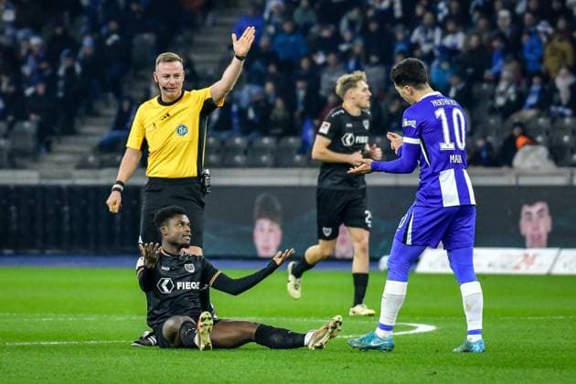Fussball - 2.Bundesliga Hertha BSC Berlin - Preußen Münster 13.12.2024, xdanx, Fussball - 2.Bundesliga Hertha BSC Berlin - Preußen Münster v.l.Daniel Kyerewaa (SC Preußen Muenster 7),Ibrahim Maza (Hertha BSC 10),gibt Anweisungen, gestikuliert mit den Armen, gesticulate, gives instructions (DFL DFB REGULATIONS PROHIBIT ANY USE OF PHOTOGRAPHS as IMAGE SEQUENCES and or QUASI-VIDEO) Daniel Lakomski Mix1 Berlin Olympiastadion Berlin Berlin Deutschland (DE)