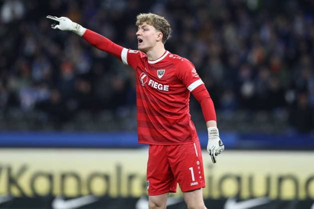 13.12.2024, xtgx, Fussball - 2.Bundesliga, Hertha BSC Berlin - Preussen Muenster emspor, v.l. Johannes Schenk (Muenster, 1) gibt Anweisungen, gestikuliert mit den Armen, gesticulate, gives instructions (DFL DFB REGULATIONS PROHIBIT ANY USE OF PHOTOGRAPHS as IMAGE SEQUENCES and or QUASI-VIDEO) Berlin