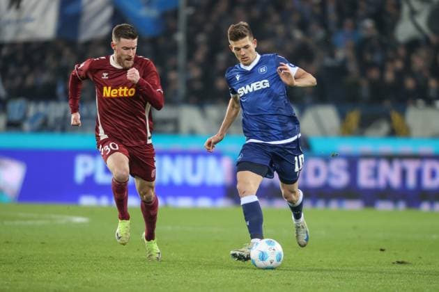 Marvin Wanitzek (Karlsruher SC, 10) gegen Christian Kuehlwetter (Jahn Regensburg, 30), Karlsruher SC vs. Jahn Regensburg Fussball, 2. Bundesliga, 16. Spieltag, 2024 2025, 13.12.2024, DFL REGULATIONS PROHIBIT ANY USE OF PHOTOGRAPHS AS IMAGE SEQUENCES AND OR QUASI-VIDEO, Karlsruher SC vs. Jahn Regensburg Fussball, 2. Bundesliga, 16. Spieltag, 2024 2025, 13.12.2024 Karlsruhe