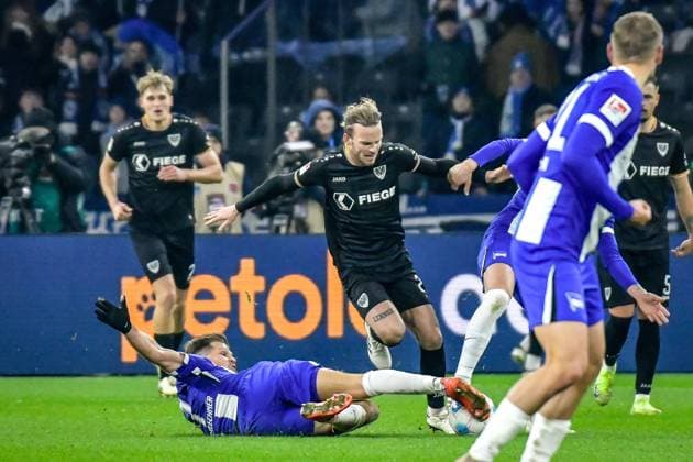 Fussball - 2.Bundesliga Hertha BSC Berlin - Preußen Münster 13.12.2024, xdanx, Fussball - 2.Bundesliga Hertha BSC Berlin - Preußen Münster v.l.Florian Niederlechner (Hertha BSC 7),Jorrit Hendrix (SC Preußen Muenster 20),Zweikampf, Duell, Kampf, tackle (DFL DFB REGULATIONS PROHIBIT ANY USE OF PHOTOGRAPHS as IMAGE SEQUENCES and or QUASI-VIDEO) Daniel Lakomski Mix1 Berlin Olympiastadion Berlin Berlin Deutschland (DE)