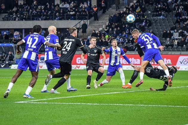 Fussball - 2.Bundesliga Hertha BSC Berlin - Preußen Münster 13.12.2024, xdanx, Fussball - 2.Bundesliga Hertha BSC Berlin - Preußen Münster v.l.Deyovaisio Zeefuik (Hertha BSC 42),Toni Leistner (Hertha BSC 37),Niko Koulis (SC Preußen Muenster 24),Marton Dardai (Hertha BSC 31),Zweikampf, Duell, Kampf, tackle (DFL DFB REGULATIONS PROHIBIT ANY USE OF PHOTOGRAPHS as IMAGE SEQUENCES and or QUASI-VIDEO) Daniel Lakomski Mix1 Berlin Olympiastadion Berlin Berlin Deutschland (DE)