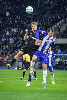 Fussball - 2.Bundesliga Hertha BSC Berlin - Preußen Münster 13.12.2024, xdanx, Fussball - 2.Bundesliga Hertha BSC Berlin - Preußen Münster v.l.Lukas Frenkert (SC Preußen Muenster 29),Pascal Klemens (Hertha BSC 41),Zweikampf, Duell, Kampf, tackle (DFL DFB REGULATIONS PROHIBIT ANY USE OF PHOTOGRAPHS as IMAGE SEQUENCES and or QUASI-VIDEO) Daniel Lakomski Mix1 Berlin Olympiastadion Berlin Berlin Deutschland (DE)