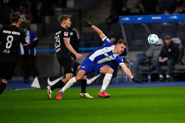 Florian Niederlechner (Hertha BSC, 07), Lucas Frenkert (SC Preussen Muenster, 29), GER, Hertha BSC vs. SC Preussen Muenster, Fussball Herren, 2. Bundesliga, Saison 2024 2025, 16. Spieltag, 13.12.2024. (DFL REGULATIONS PROHIBIT ANY USE OF PHOTOGRAPHS AS IMAGE SEQUENCES AND OR QUASI - VIDEO). GER, Hertha BSC vs. SC Preussen Muenster, Fussball Herren, 2. Bundesliga, Saison 2024 2025, 16. Spieltag, 13.12.2024. Berlin