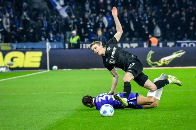 Fussball - 2.Bundesliga Hertha BSC Berlin - Preußen Münster 13.12.2024, xdanx, Fussball - 2.Bundesliga Hertha BSC Berlin - Preußen Münster v.l.Derry Scherhant (Hertha BSC 39),Jano Ter Horst (SC Preußen Muenster 27),Zweikampf, Duell, Kampf, tackle (DFL DFB REGULATIONS PROHIBIT ANY USE OF PHOTOGRAPHS as IMAGE SEQUENCES and or QUASI-VIDEO) Daniel Lakomski Mix1 Berlin Olympiastadion Berlin Berlin Deutschland (DE)
