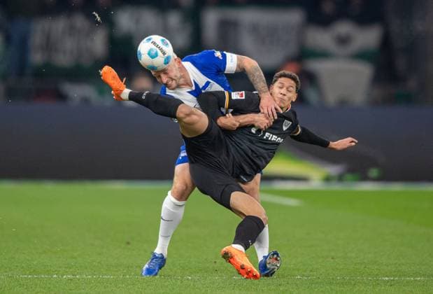 Sport Themen der Woche KW50 Sport Bilder des Tages Fussball, Herren, Saison 2024 2025, 2. Bundesliga (16. Spieltag), Hertha BSC - SC Preußen Münster, v.l. Toni Leistner (Hertha BSC), Andras Nemeth (Münster), 13.12. 2024, *** Soccer, Men, Season 2024 2025, 2 Bundesliga 16 Matchday , Hertha BSC SC Preußen Münster, v l Toni Leistner Hertha BSC , Andras Nemeth Münster , 13 12 2024, Copyright: xSebastianxRäppold MatthiasxKochx