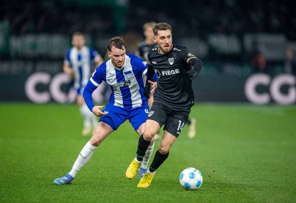 Fussball, Herren, Saison 2024 2025, 2. Bundesliga (16. Spieltag), Hertha BSC - SC Preußen Münster, v.l. Pascal Klemens (Hertha BSC), Charalambos Makridis (Münster), 13.12. 2024,