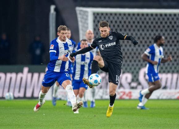 Fussball, Herren, Saison 2024 2025, 2. Bundesliga (16. Spieltag), Hertha BSC - SC Preußen Münster, v.l. Michael Cuisance (Hertha BSC), Charalambos Makridis (Münster), 13.12. 2024,