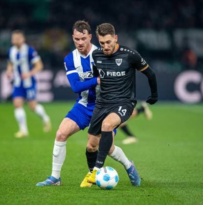 Fussball, Herren, Saison 2024 2025, 2. Bundesliga (16. Spieltag), Hertha BSC - SC Preußen Münster, v.l. Pascal Klemens (Hertha BSC), Charalambos Makridis (Münster), 13.12. 2024,