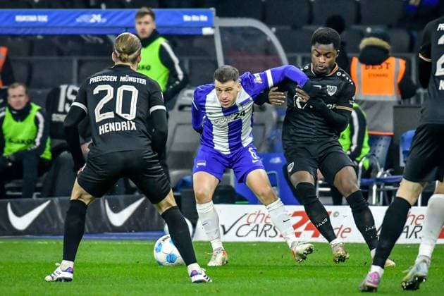 Fussball - 2.Bundesliga Hertha BSC Berlin - Preußen Münster 13.12.2024, xdanx, Fussball - 2.Bundesliga Hertha BSC Berlin - Preußen Münster v.l.Jorrit Hendrix (SC Preußen Muenster 20),Diego Demme (Hertha BSC 6),Daniel Kyerewaa (SC Preußen Muenster 7),Zweikampf, Duell, Kampf, tackle (DFL DFB REGULATIONS PROHIBIT ANY USE OF PHOTOGRAPHS as IMAGE SEQUENCES and or QUASI-VIDEO) Daniel Lakomski Mix1 Berlin Olympiastadion Berlin Berlin Deutschland (DE)