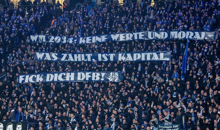 Fussball, Herren, Saison 2024 2025, 2. Bundesliga (16. Spieltag), Hertha BSC - SC Preußen Münster, Fans von Hertha kritisieren die Vergabe der Weltmeisterschaft 2034 nach Saudi-Arabien. WM 2034: Keine Werte und Moral - was zählt, ist Kapital. Fick dich DFB!, 13.12. 2024, Copyright: xSebastianxRäppold MatthiasxKochx