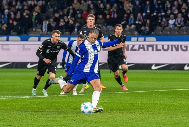 Fussball, Herren, Saison 2024 2025, 2. Bundesliga (16. Spieltag), Hertha BSC - SC Preußen Münster, Derry Scherhant (Hertha BSC) erzielt per Foulelfmeter das Tor zum 1:0, 13.12. 2024,