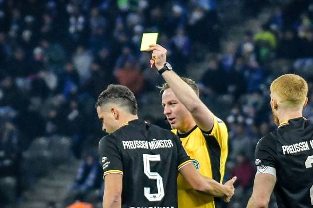 Fussball - 2.Bundesliga Hertha BSC Berlin - Preußen Münster 13.12.2024, xdanx, Fussball - 2.Bundesliga Hertha BSC Berlin - Preußen Münster v.l.Yassine Bouchama (SC Preußen Muenster 5),Gelbe Karte (DFL DFB REGULATIONS PROHIBIT ANY USE OF PHOTOGRAPHS as IMAGE SEQUENCES and or QUASI-VIDEO) Daniel Lakomski Mix1 Berlin Olympiastadion Berlin Berlin Deutschland (DE)
