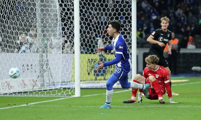 Ibrahim Maza scheitert an Torwart Johannes Schenk Zweikampf Spielszene Aktion Fußball Fussball DFL 2.Bundesliga Herren 16. Spieltag Saison 2024 2025 13.12.2024 Hertha BSC Berlin vs. Preußen Münster DFL regulations prohibit any use of photographs as image sequences and or quasi-video