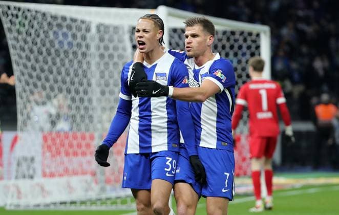 Derry Scherhant jubelt nach Tor zum 1:0 mit Florian Niederlechner Freude Emotion Jubel Fußball Fussball DFL 2.Bundesliga Herren 16. Spieltag Saison 2024 2025 13.12.2024 Hertha BSC Berlin vs. Preußen Münster DFL regulations prohibit any use of photographs as image sequences and or quasi-video