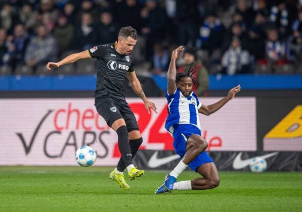 Fussball, Herren, Saison 2024 2025, 2. Bundesliga (16. Spieltag), Hertha BSC - SC Preußen Münster, v.l. Yassine Bouchama (Münster), Deyovaisio Zeefuik (Hertha BSC), 13.12. 2024,