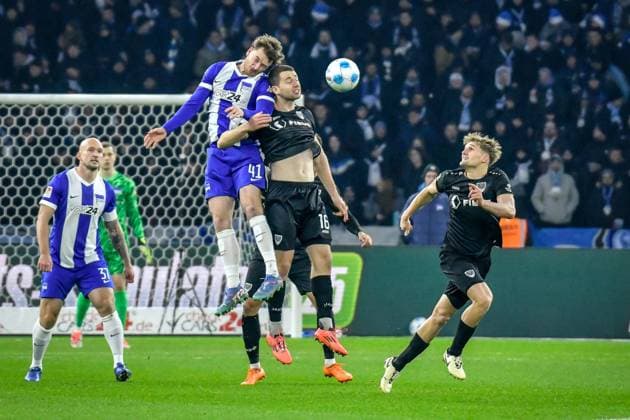 Fussball - 2.Bundesliga Hertha BSC Berlin - Preußen Münster 13.12.2024, xdanx, Fussball - 2.Bundesliga Hertha BSC Berlin - Preußen Münster v.l.Pascal Klemens (Hertha BSC 41),Torge Paetow (SC Preußen Muenster 16),Zweikampf, Duell, Kampf, tackle (DFL DFB REGULATIONS PROHIBIT ANY USE OF PHOTOGRAPHS as IMAGE SEQUENCES and or QUASI-VIDEO) Daniel Lakomski Mix1 Berlin Olympiastadion Berlin Berlin Deutschland (DE)