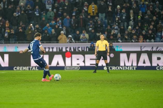 2. Bundesliga: Karlsruher SC vs SSV Jahn Regensburg Budu Zivzivadze (Karlsruher SC 11) der den Elfmeter verschießt 2. Bundesliga: Karlsruher SC vs SSV Jahn Regensburg, BBBank Wildpark, Freitag 13.12.2024