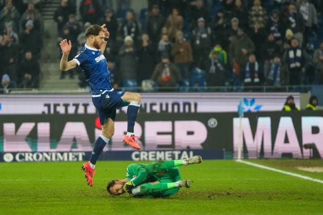 2. Bundesliga: Karlsruher SC vs SSV Jahn Regensburg Budu Zivzivadze (Karlsruher SC 11) der nach seinem verschossen Elfmeter noch versucht nachzusetzen dabei über den Torhüter springt und Felix Gebhardt (SSV Jahn Regensburg 1) mit dem gehobenen Ball in den Händen 2. Bundesliga: Karlsruher SC vs SSV Jahn Regensburg, BBBank Wildpark, Freitag 13.12.2024