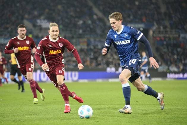 David Herold (Karlsruher SC, 20) gegen Kai Proeger (Jahn Regensburg, 33), Karlsruher SC vs. Jahn Regensburg Fussball, 2. Bundesliga, 16. Spieltag, 2024 2025, 13.12.2024, DFL REGULATIONS PROHIBIT ANY USE OF PHOTOGRAPHS AS IMAGE SEQUENCES AND OR QUASI-VIDEO, Karlsruher SC vs. Jahn Regensburg Fussball, 2. Bundesliga, 16. Spieltag, 2024 2025, 13.12.2024 Karlsruhe