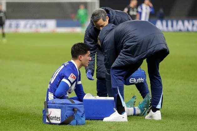 13.12.2024, xtgx, Fussball - 2.Bundesliga, Hertha BSC Berlin - Preussen Muenster emspor, v.l. Ibrahim Maza (Hertha, 10) verletzt, Verletzung (DFL DFB REGULATIONS PROHIBIT ANY USE OF PHOTOGRAPHS as IMAGE SEQUENCES and or QUASI-VIDEO) Berlin