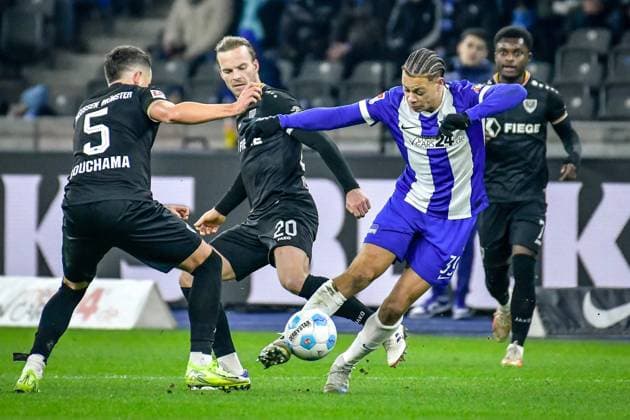 Fussball - 2.Bundesliga Hertha BSC Berlin - Preußen Münster 13.12.2024, xdanx, Fussball - 2.Bundesliga Hertha BSC Berlin - Preußen Münster v.l.Yassine Bouchama (SC Preußen Muenster 5),Jorrit Hendrix (SC Preußen Muenster 20),Derry Scherhant (Hertha BSC 39),Zweikampf, Duell, Kampf, tackle (DFL DFB REGULATIONS PROHIBIT ANY USE OF PHOTOGRAPHS as IMAGE SEQUENCES and or QUASI-VIDEO) Daniel Lakomski Mix1 Berlin Olympiastadion Berlin Berlin Deutschland (DE)