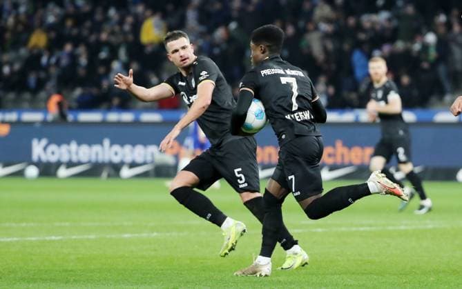 Daniel Kyerewaa jubelt nach Tor zum 1:1 Ausgleich mit Yassine Bouchama Freude Emotion Jubel Fußball Fussball DFL 2.Bundesliga Herren 16. Spieltag Saison 2024 2025 13.12.2024 Hertha BSC Berlin vs. Preußen Münster DFL regulations prohibit any use of photographs as image sequences and or quasi-video