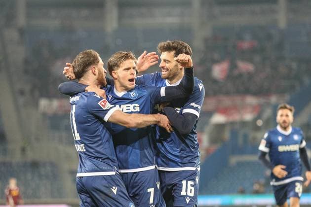 Dzenis Burnic (Karlsruher SC, 07) und Luca Pfeiffer (Karlsruher SC, 16) jubeln mit Budu Zivzivadze (Karlsruher SC, 11) ueber das 3:2, Karlsruher SC vs. Jahn Regensburg Fussball, 2. Bundesliga, 16. Spieltag, 2024 2025, 13.12.2024, DFL REGULATIONS PROHIBIT ANY USE OF PHOTOGRAPHS AS IMAGE SEQUENCES AND OR QUASI-VIDEO, Karlsruher SC vs. Jahn Regensburg Fussball, 2. Bundesliga, 16. Spieltag, 2024 2025, 13.12.2024 Karlsruhe