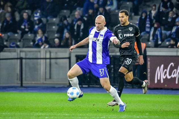 Fussball - 2.Bundesliga Hertha BSC Berlin - Preußen Münster 13.12.2024, xdanx, Fussball - 2.Bundesliga Hertha BSC Berlin - Preußen Münster v.l.Toni Leistner (Hertha BSC 37),Etienne Amenyido (SC Preußen Muenster 30),Zweikampf, Duell, Kampf, tackle (DFL DFB REGULATIONS PROHIBIT ANY USE OF PHOTOGRAPHS as IMAGE SEQUENCES and or QUASI-VIDEO) Daniel Lakomski Mix1 Berlin Olympiastadion Berlin Berlin Deutschland (DE)