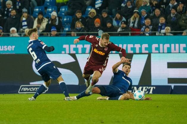 2. Bundesliga: Karlsruher SC vs SSV Jahn Regensburg Eric Hottmann (SSV Jahn Regensburg 9) im Zweikampf gegen Nicolai Rapp (Karlsruher SC 17) mit einer guten Grätsche 2. Bundesliga: Karlsruher SC vs SSV Jahn Regensburg, BBBank Wildpark, Freitag 13.12.2024